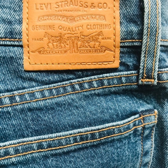 Levi’s Wedgie Fit Ruffle Hem Cropped Jeans - Picture 9 of 12